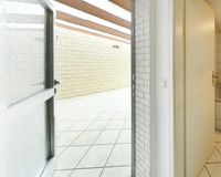 Zugang überdachte Terrasse und Bad