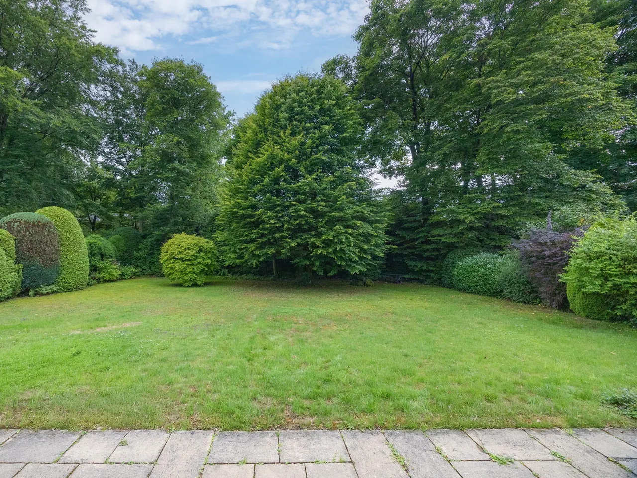 großer, sonniger Garten mit Südausrichtung