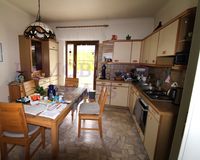 Küche mit Ausgang zum Balkon