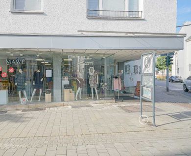 Ladenlokal mit großer Schaufensterfront in der Ratinger Innenstadt