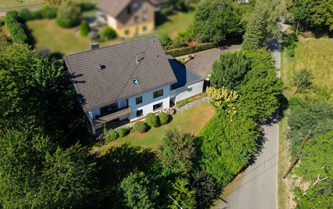 Großzügiges Zweifamilienhaus mit Einliegerwohnung auf rund 1.200 m² Grundstück!