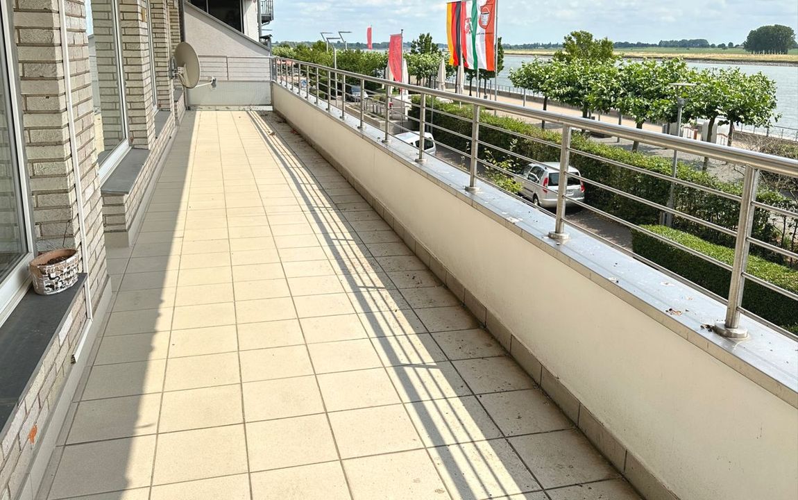 Wo der Rhein Ihr Nachbar ist: Stilvolles Wohnen mit Weitblick