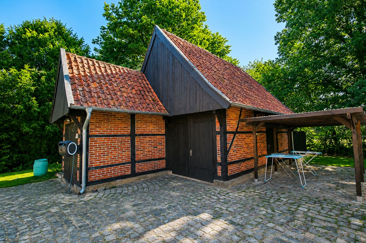 Nebengebäude: Carport-Sauna