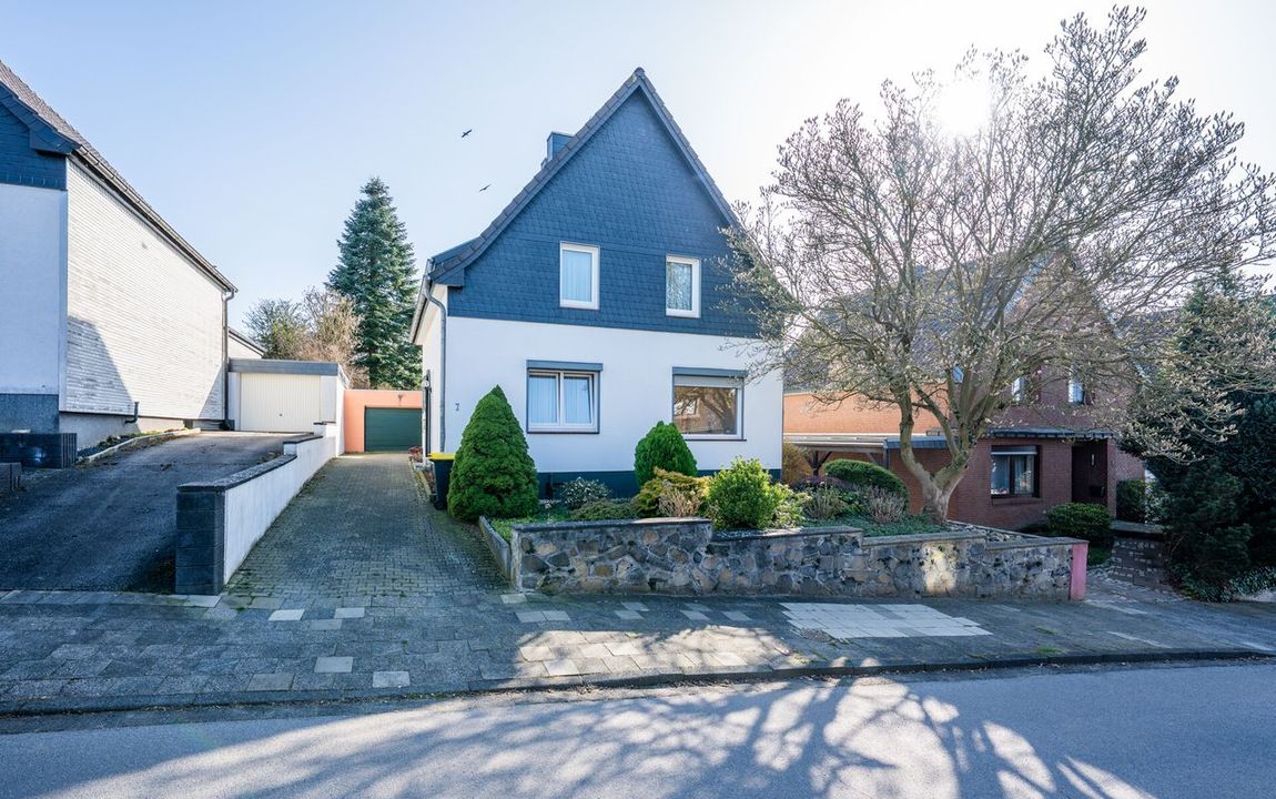 Freistehendes Einfamilienhaus mit 5 Zimmern und sonnigem Südgarten – Wurmtalblick inklusive