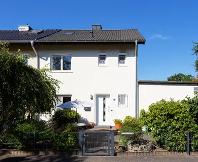 NEU IN SCHILDGEN: Umfangreich modernisiertes Reiheneckhaus mit Garten und Garage