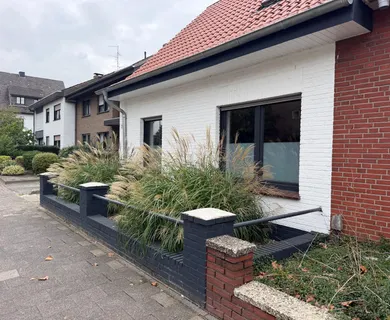 Attraktive und umfassend modernisierte Doppelhaushälfte mit schönem Garten