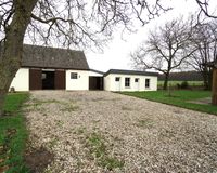 ... mit Nebengebäuden