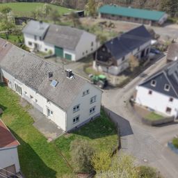 Stilvoll renoviert: Großes Bauernhaus mit 2 Pferdeboxen und Ausbaupotenzial für Wohnen & Arbeiten