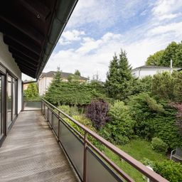 Modern wohnen im Zweifamilienhaus: Eigentumswohnung im Maisonette-Stil mit Balkon und Stellplätzen