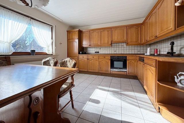 Küche mit Sitzgelegenheit