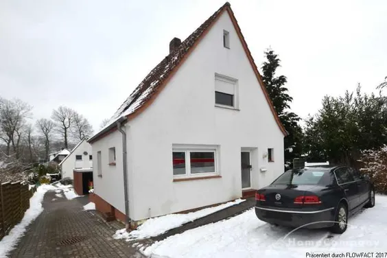 Freistehendes Haus mit Garage und Gartenanteil