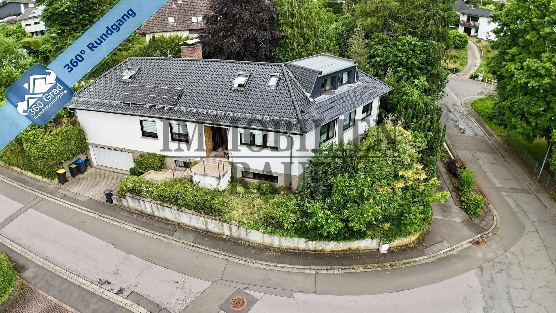 WOHNEN MIT VIEL PLATZ, PRIVATSPHÄRE UND ZAHLREICHEN EXTRAS – GEPFLEGTER WINKELBUNGALOW IN SPIESEN