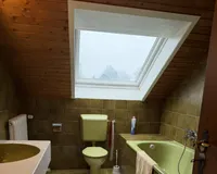 Badezimmer mit Fenster