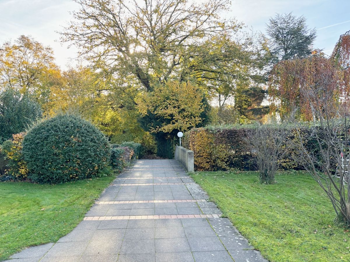 Blick vom Haus und der Wohnung in die gepflegte Grünanlage
