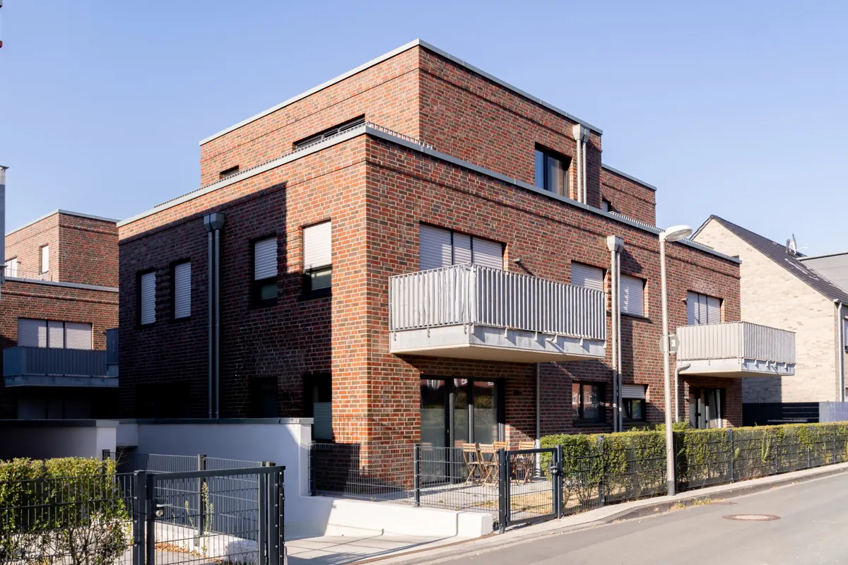 Das schöne Wohnhaus mit Blick zur Wohnung und Dachterrasse