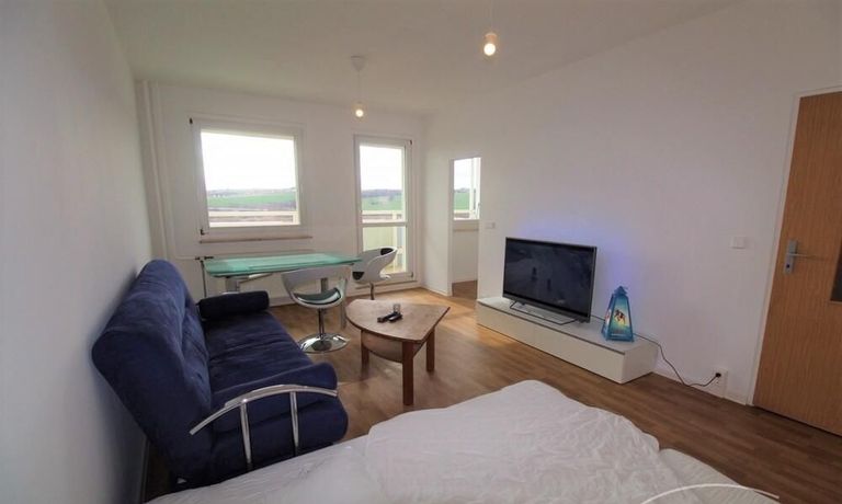 Wohnzimmer mit Schlafcouch + TV