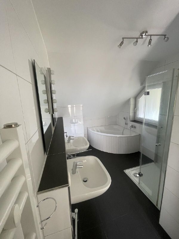 Neuwertige 3,5-Zimmer-Wohnung mit 2 Balkonen, Aufzug & TG in Rheurdt - Photo 4