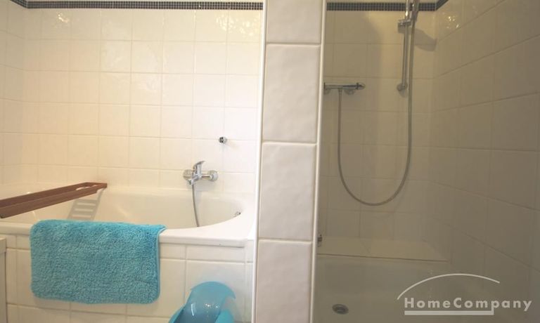 Bad mit Dusche und Badewanne