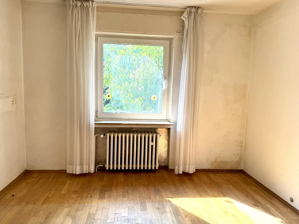 Das Schlafzimmer mit Blick in den Garten