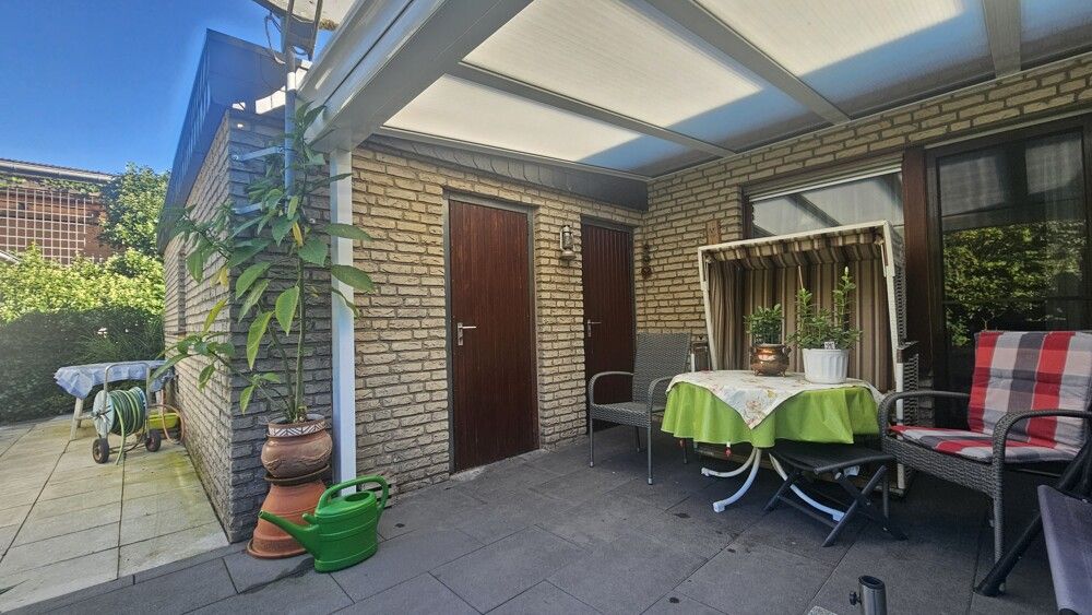 Terrasse mit den Zugängen zur Garage und demTechnikraum