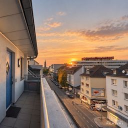 HELLE 2-ZIMMER-WOHNUNG MIT BALKON, AUFZUG UND STELLPLATZ IN ZENTRALER LAGE ZU MIETEN!