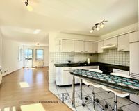 Küche und Blick zum Wohnzimmer