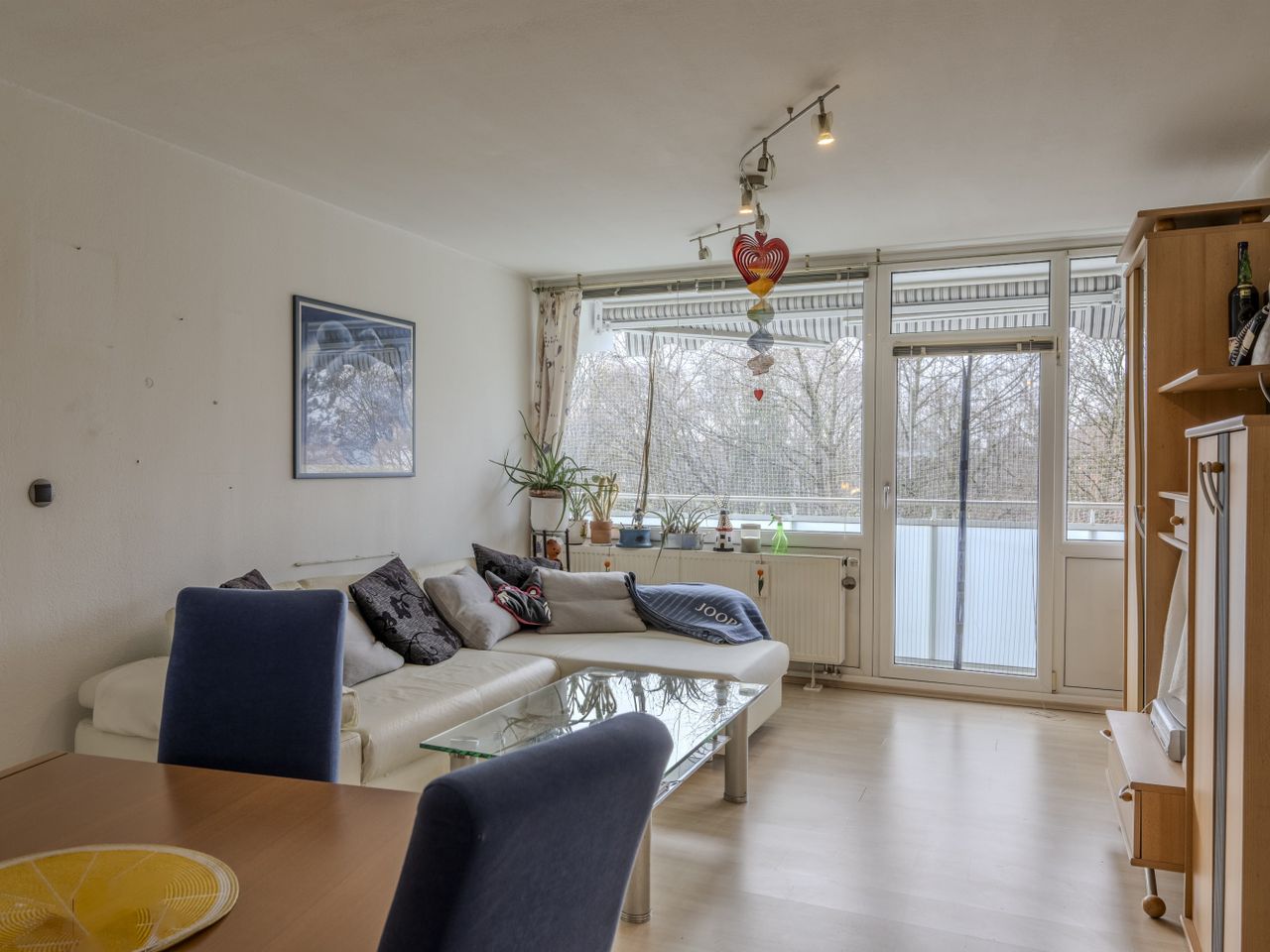 Wohnzimmer mit Loggia-Zugang