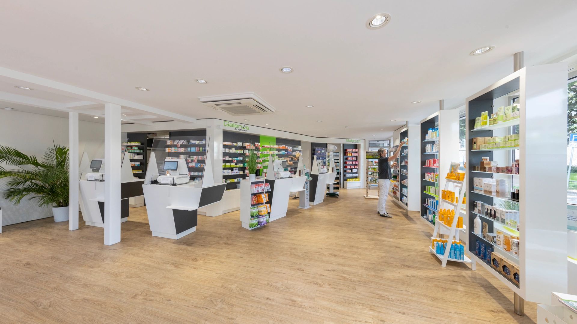 Ihre Galenus Apotheke mit viel Platz für persönliche Beratung und Service.