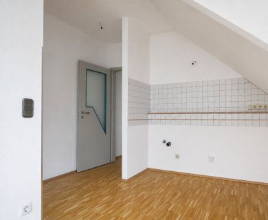 Helle ca. 45m² große 2-Zimmer-Dachgeschosswohnung mit Tageslichtbad - Photo 1