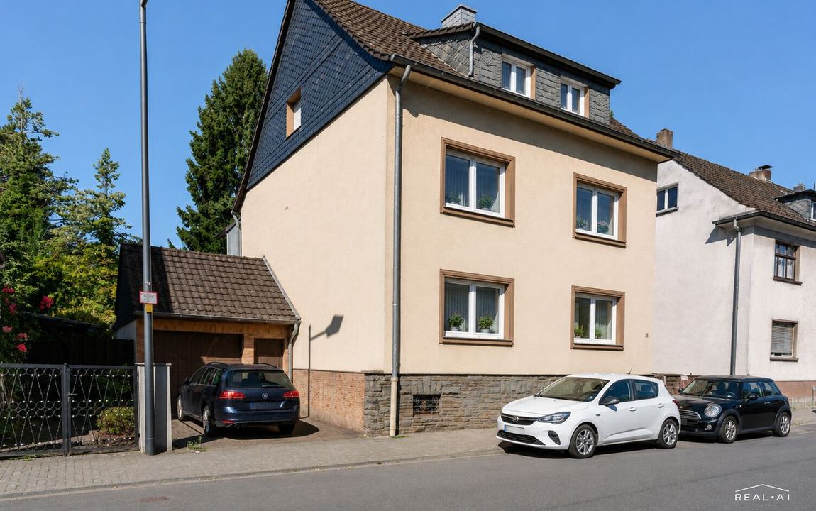 Freistehendes Zweifamilienhaus in zentraler Lage mit Garten und direktem Zugang zum Mühlenbach