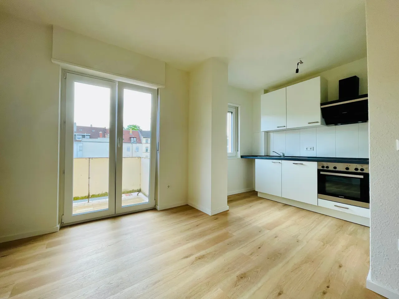 Schwetzingerstadt – Erstbezug nach Sanierung! 1 ZKD/Balkon-Wohnung mit Einbauküche - Photo 2