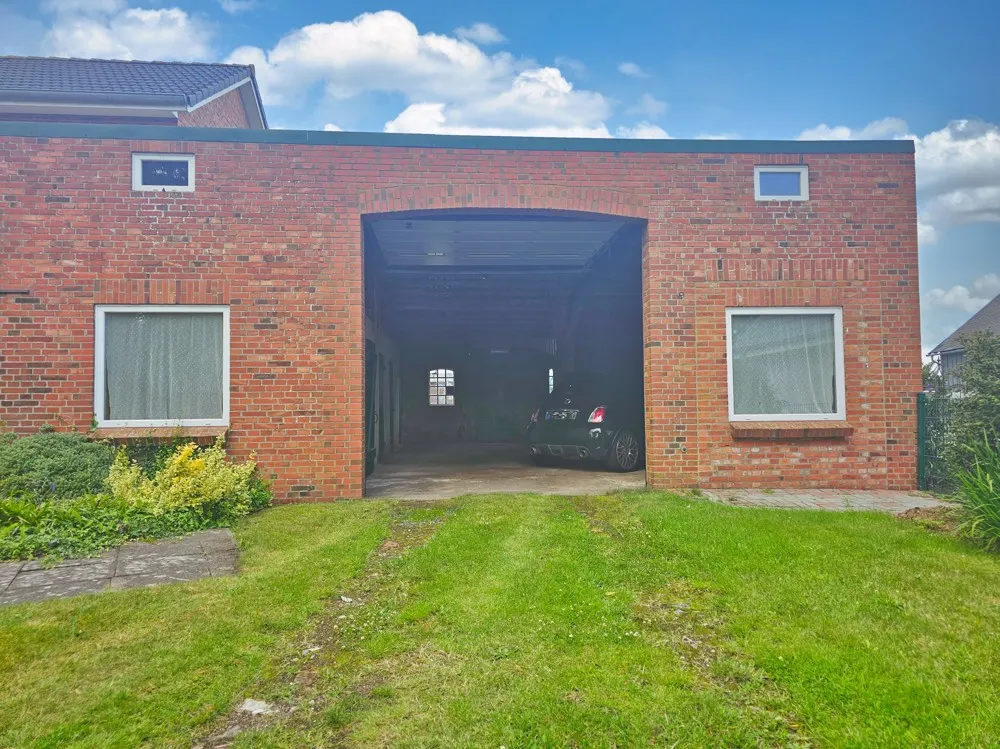 .Blick zur großen Garage