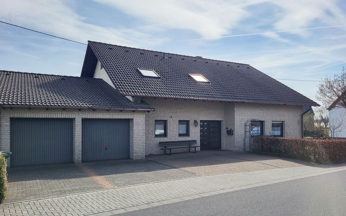 Freistehendes Einfamilienhaus mit barrierefreiem Erdgeschoss, Doppelgarage und großem Garten!