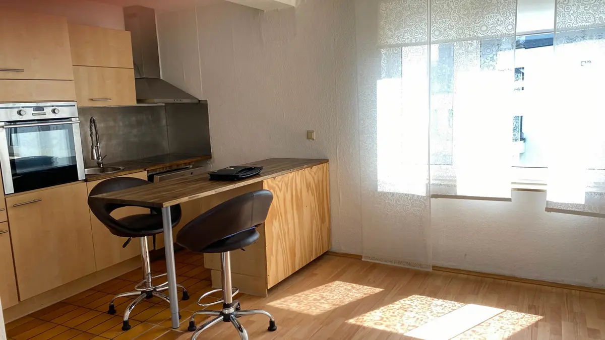 Wohn-Esszimmer mit offener kleiner Küche