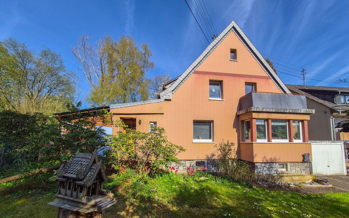 Geräumiges Wohnhaus in bevorzugter Wohnlage von Dierdorf zu verkaufen!