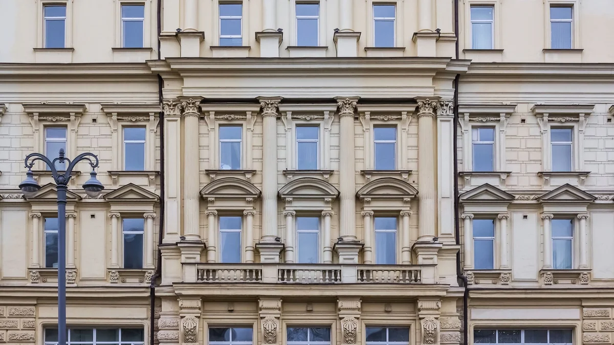 Fassade eines klassischen Altbaus mit Stuckverzierungen
