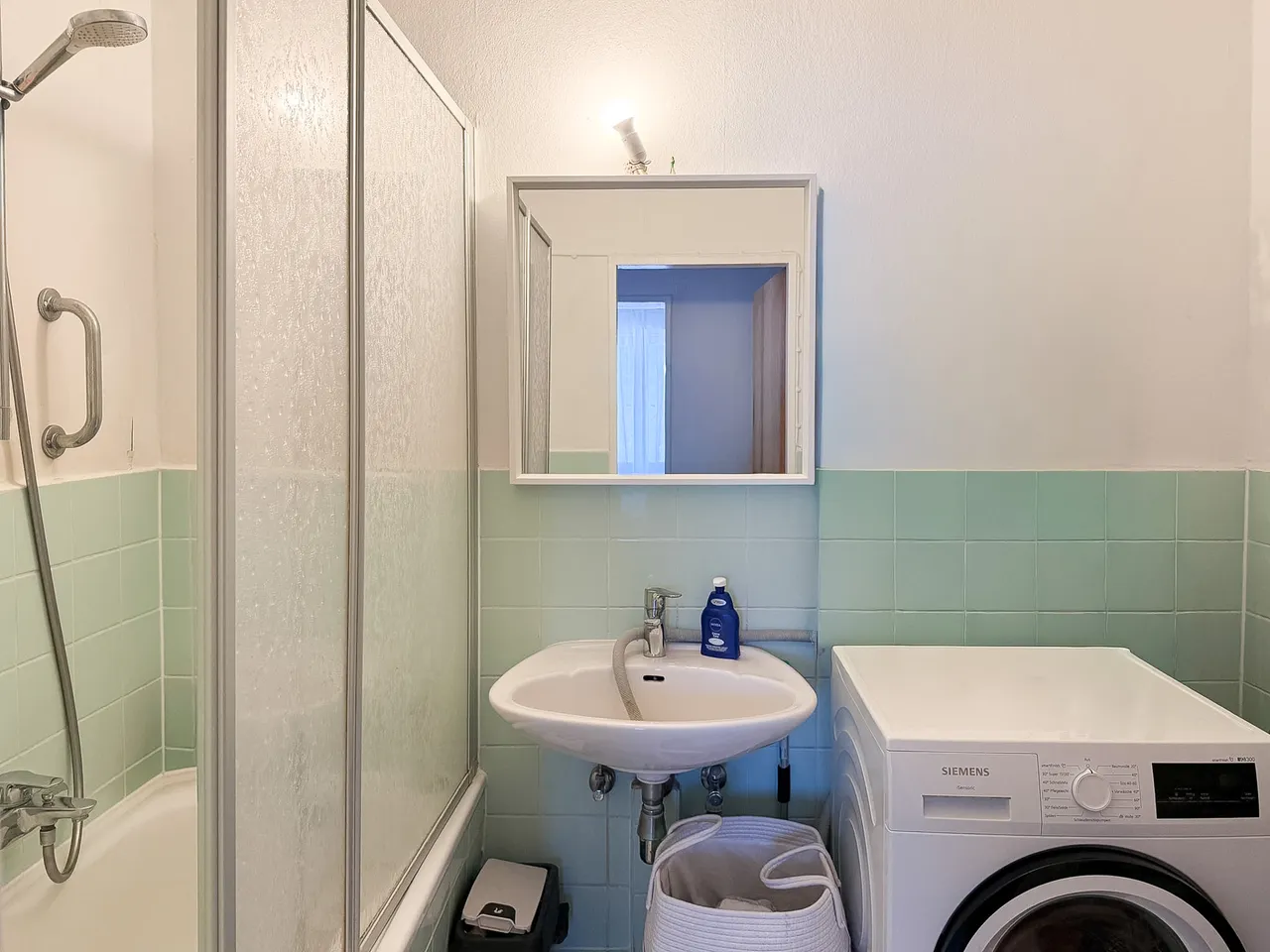 Bad mit Wanne und Waschmaschine