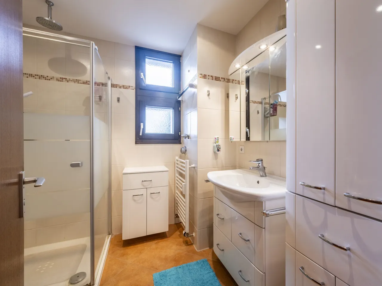 Badezimmer mit Dusche