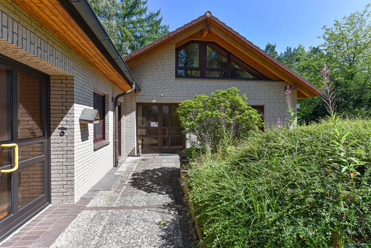 Winkelbungalow mit rollstuhlgerechtem Anbau und Garage 