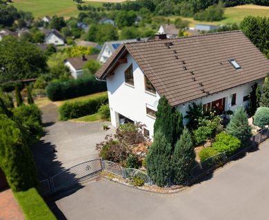 Großzügiges Wohnen mit vielseitigen Möglichkeiten – Einfamilienhaus und voll erschlossener  Bauplatz