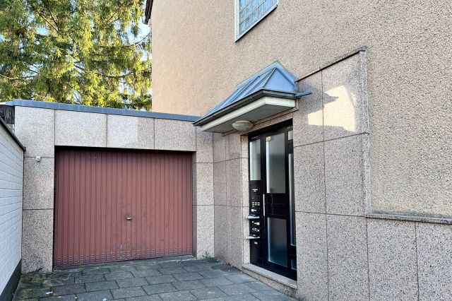 Eingang und Garage 50