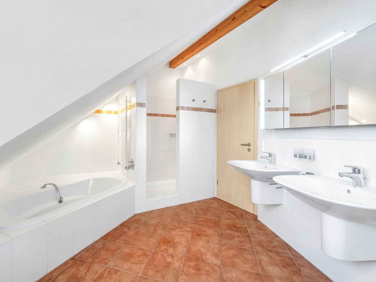 Badezimmer im Dachgeschoss