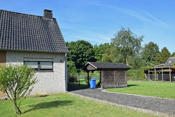 Bezugsfreies Wohnhaus mit großem Gartengrundstück in 47877 Willich - Neersen
