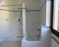 Dusche und Badewanne