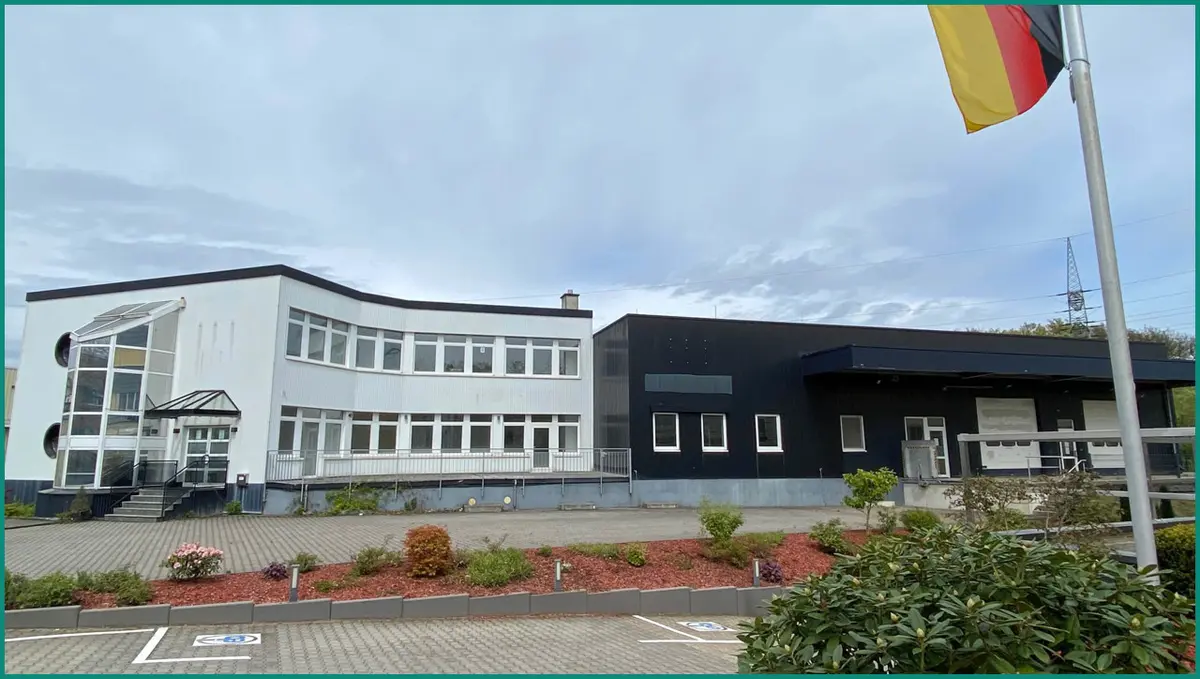 Bürogebäude mit Lagehallen auf zwei Ebenen
