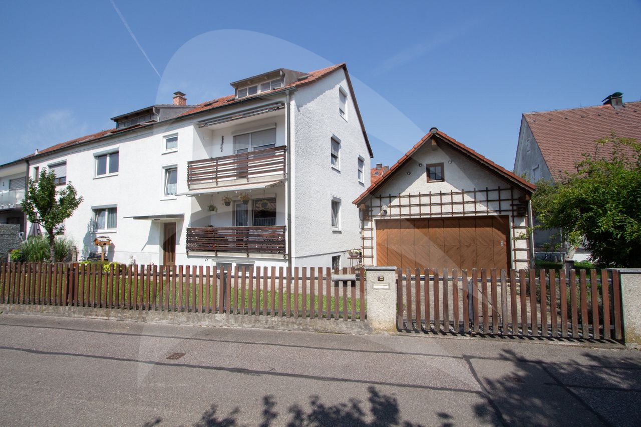 Außenansicht mit Garage