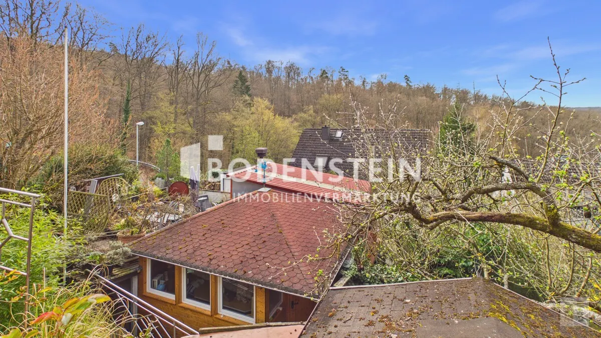 Blick von der Terrasse auf Grillhaus und Sauna