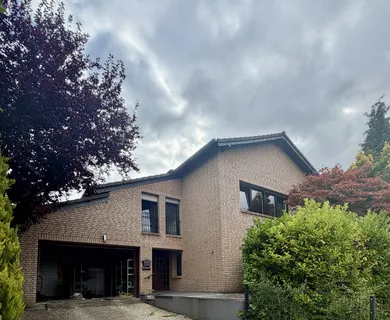 Zweifamilienhaus mit Baugrundstück und vielseitigen Nutzungsmöglichkeiten