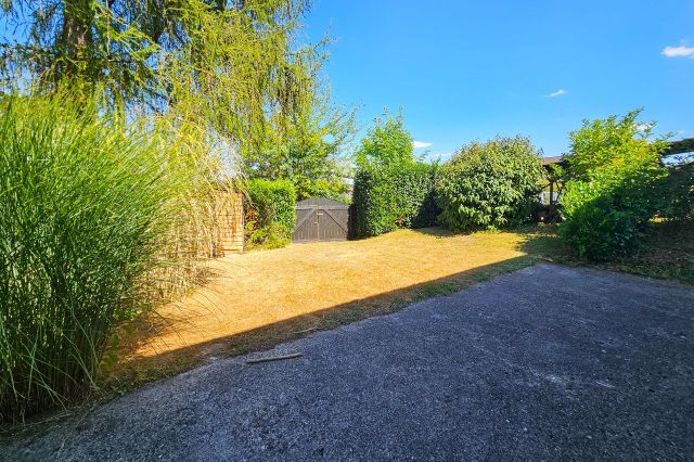 Gartenbereich mit Tor 