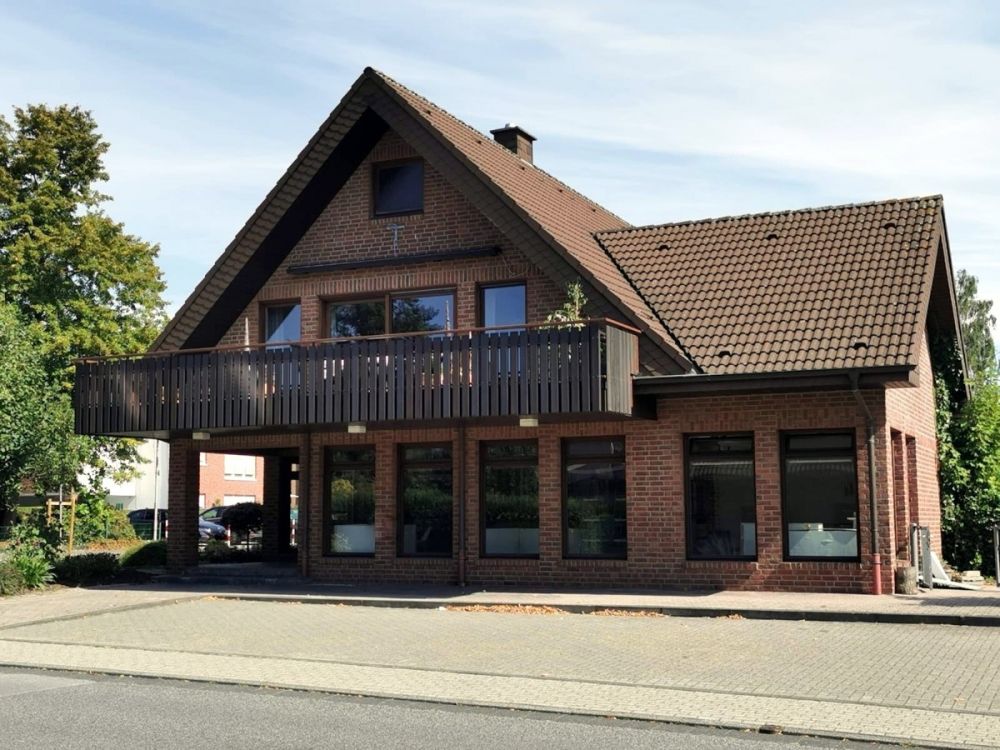 Straßenansicht mit Parkplätzen 